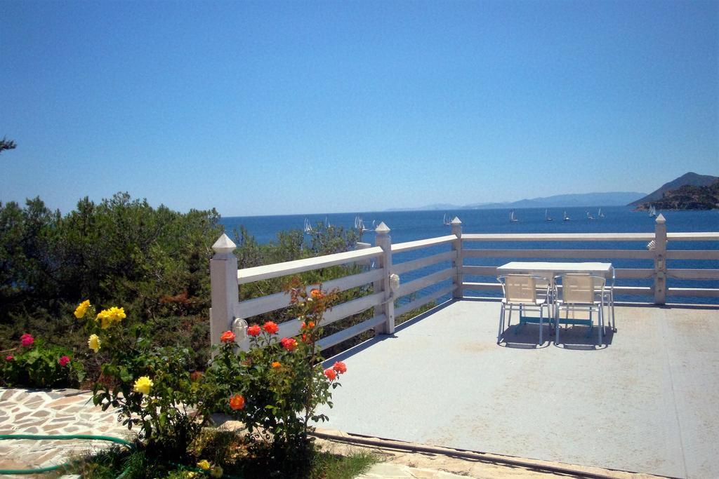 Kavos Bay Seafront Hotel Agia Marina  エクステリア 写真