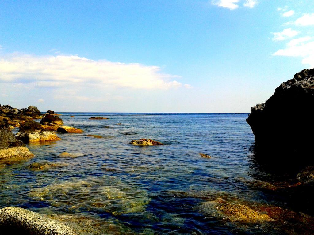 Kavos Bay Seafront Hotel Agia Marina  エクステリア 写真