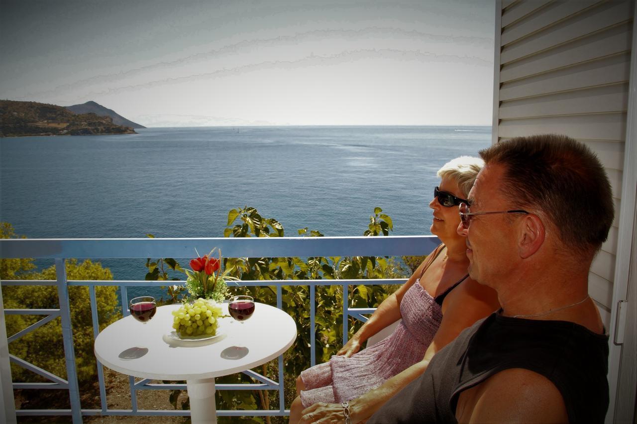 Kavos Bay Seafront Hotel Agia Marina  エクステリア 写真