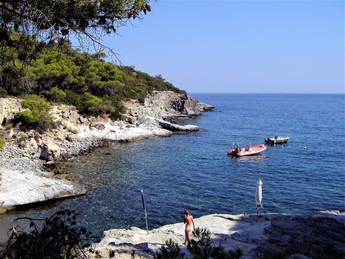 Kavos Bay Seafront Hotel Agia Marina  エクステリア 写真