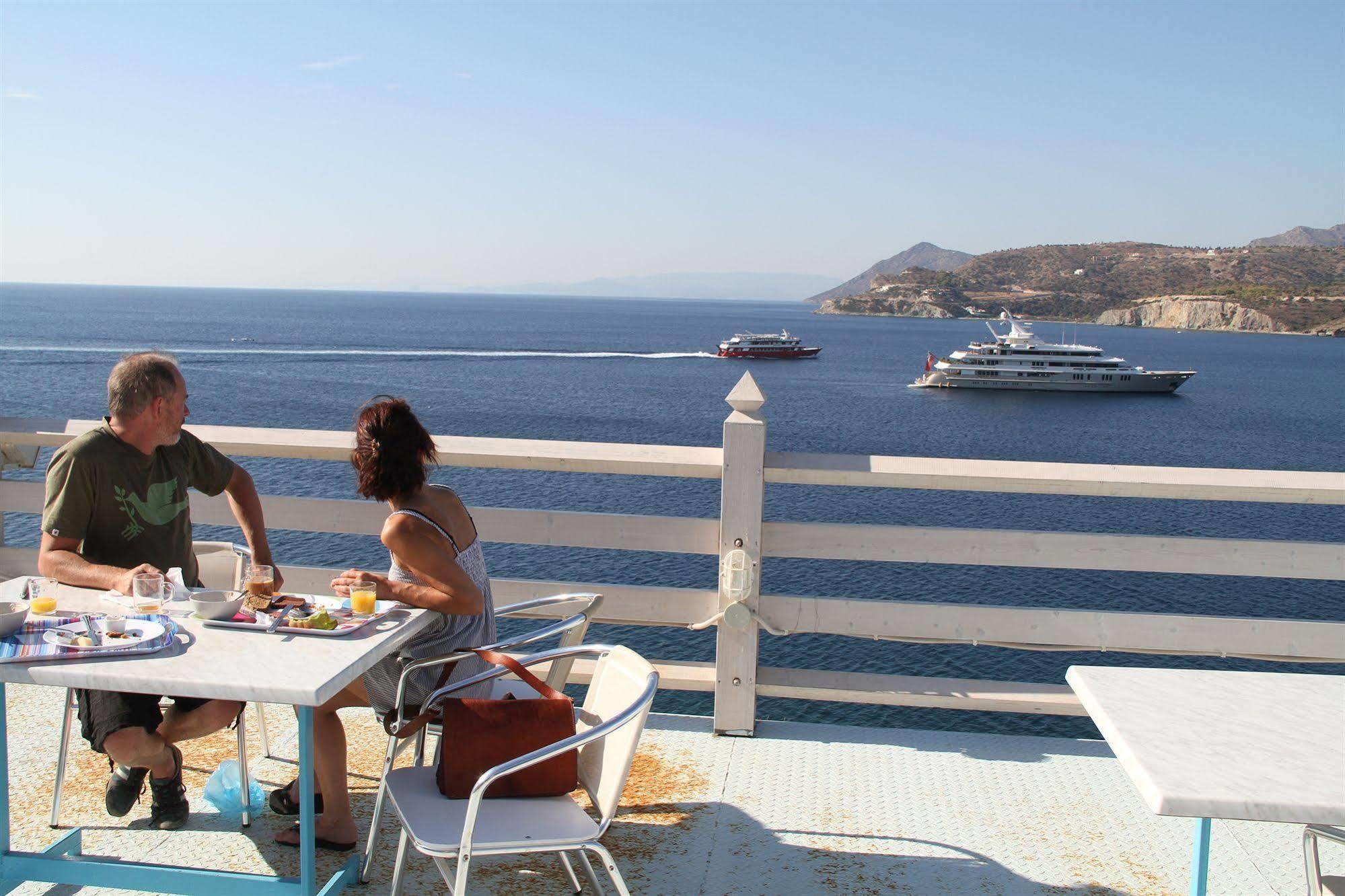 Kavos Bay Seafront Hotel Agia Marina  エクステリア 写真
