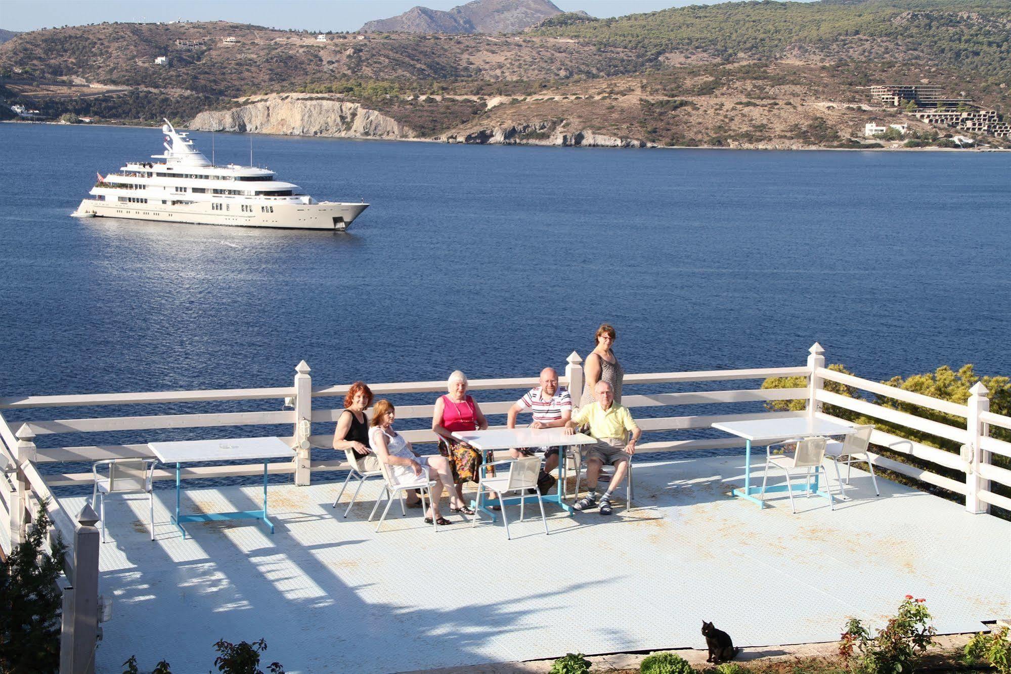 Kavos Bay Seafront Hotel Agia Marina  エクステリア 写真