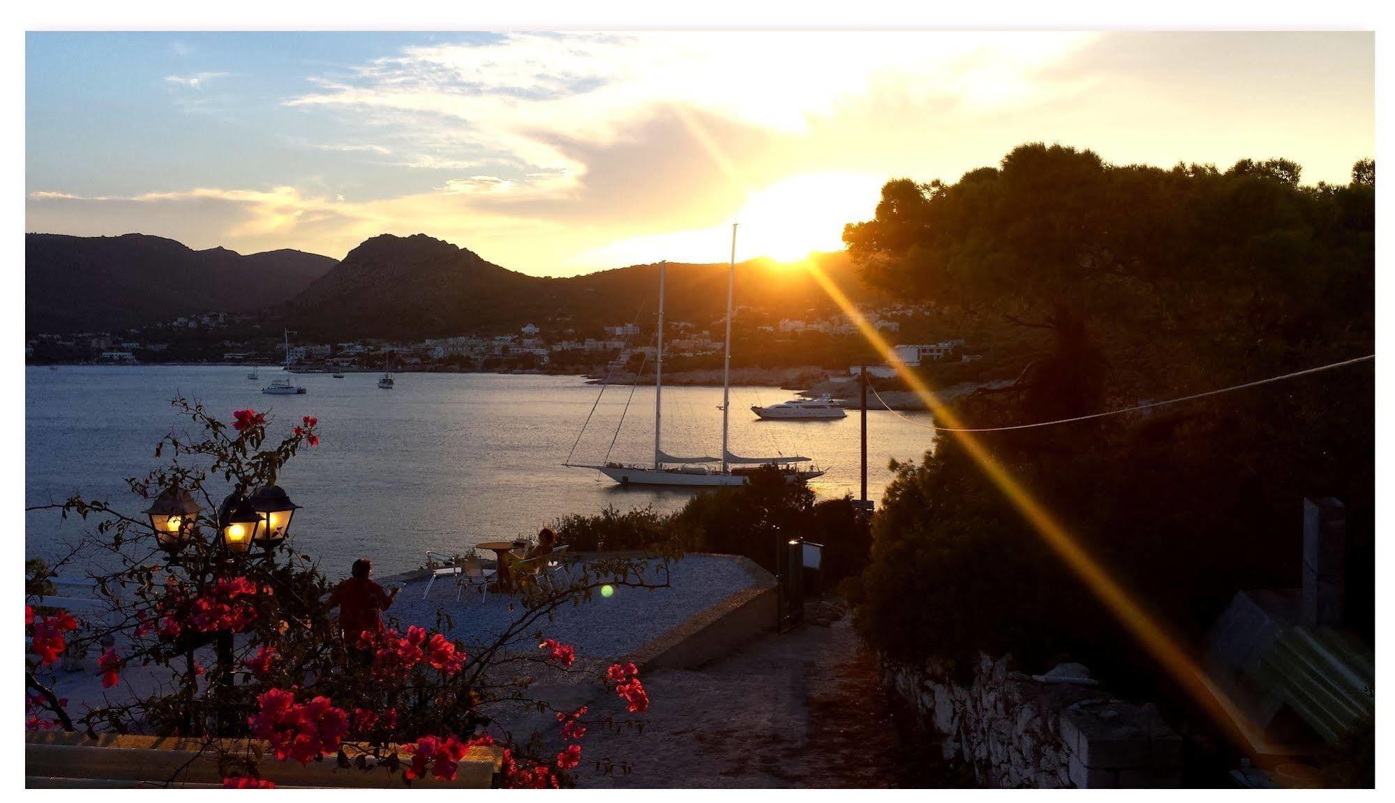 Kavos Bay Seafront Hotel Agia Marina  エクステリア 写真