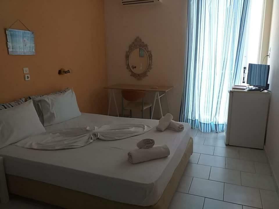 Kavos Bay Seafront Hotel Agia Marina  エクステリア 写真